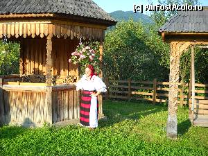 [P02] foto in curtea pensiunii, sotia s-a inbracat in hainele populare specifice acestei zone » foto by yuly68*
 - 
<span class="allrVoted glyphicon glyphicon-heart hidden" id="av383736"></span>
<a class="m-l-10 hidden" id="sv383736" onclick="voting_Foto_DelVot(,383736,3016)" role="button">șterge vot <span class="glyphicon glyphicon-remove"></span></a>
<a id="v9383736" class=" c-red"  onclick="voting_Foto_SetVot(383736)" role="button"><span class="glyphicon glyphicon-heart-empty"></span> <b>LIKE</b> = Votează poza</a> <img class="hidden"  id="f383736W9" src="/imagini/loader.gif" border="0" /><span class="AjErrMes hidden" id="e383736ErM"></span>