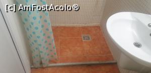 [P16] Dușul, la care de fapt nici nu ajungi decât după ce închizi usa. Poza e făcută de pe toaleta, pe care trebuie sa stai cu picioarele în lateral, deoarece este poziționată in asa fel încât ar trebui sa stai cu fața la perete dar... NU AI AVEA LOC PENTRU PICIOARE. » foto by adi_na
 - 
<span class="allrVoted glyphicon glyphicon-heart hidden" id="av1309738"></span>
<a class="m-l-10 hidden" id="sv1309738" onclick="voting_Foto_DelVot(,1309738,3048)" role="button">șterge vot <span class="glyphicon glyphicon-remove"></span></a>
<a id="v91309738" class=" c-red"  onclick="voting_Foto_SetVot(1309738)" role="button"><span class="glyphicon glyphicon-heart-empty"></span> <b>LIKE</b> = Votează poza</a> <img class="hidden"  id="f1309738W9" src="/imagini/loader.gif" border="0" /><span class="AjErrMes hidden" id="e1309738ErM"></span>