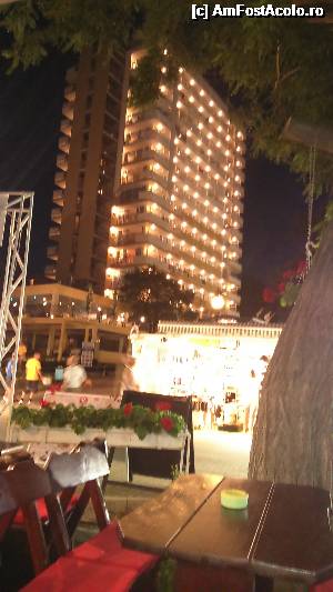 [P01] Hotelul vazut seara de pe terasa de unde se poate manca fish and chips. Timp de o ora seara (23-24) se aprid automat toate becurile din balcoanele hotelurilor. Parca esti in Las Vegas! » foto by Luminita Crisan
 - 
<span class="allrVoted glyphicon glyphicon-heart hidden" id="av526672"></span>
<a class="m-l-10 hidden" id="sv526672" onclick="voting_Foto_DelVot(,526672,3049)" role="button">șterge vot <span class="glyphicon glyphicon-remove"></span></a>
<a id="v9526672" class=" c-red"  onclick="voting_Foto_SetVot(526672)" role="button"><span class="glyphicon glyphicon-heart-empty"></span> <b>LIKE</b> = Votează poza</a> <img class="hidden"  id="f526672W9" src="/imagini/loader.gif" border="0" /><span class="AjErrMes hidden" id="e526672ErM"></span>