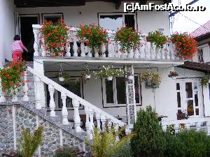 [P22] Scara si balconul din fata pensiunii. In dreapta este intrarea la receptie » foto by liviu49
 - 
<span class="allrVoted glyphicon glyphicon-heart hidden" id="av700099"></span>
<a class="m-l-10 hidden" id="sv700099" onclick="voting_Foto_DelVot(,700099,3074)" role="button">șterge vot <span class="glyphicon glyphicon-remove"></span></a>
<a id="v9700099" class=" c-red"  onclick="voting_Foto_SetVot(700099)" role="button"><span class="glyphicon glyphicon-heart-empty"></span> <b>LIKE</b> = Votează poza</a> <img class="hidden"  id="f700099W9" src="/imagini/loader.gif" border="0" /><span class="AjErrMes hidden" id="e700099ErM"></span>