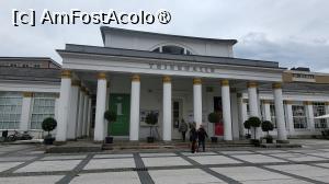 [P25] Cechea Trinkhalle, o cladire istorica impresionanta, alba, construita sub forma unui templu grecesc, inconjurata de coloane corintice, care odinioara avea buvete de apa minerala, cu proprietati vindecatoare. Astazi, aceasta adaposteste un centru de informare turistica. » foto by geani anto
 - 
<span class="allrVoted glyphicon glyphicon-heart hidden" id="av1415501"></span>
<a class="m-l-10 hidden" id="sv1415501" onclick="voting_Foto_DelVot(,1415501,3095)" role="button">șterge vot <span class="glyphicon glyphicon-remove"></span></a>
<a id="v91415501" class=" c-red"  onclick="voting_Foto_SetVot(1415501)" role="button"><span class="glyphicon glyphicon-heart-empty"></span> <b>LIKE</b> = Votează poza</a> <img class="hidden"  id="f1415501W9" src="/imagini/loader.gif" border="0" /><span class="AjErrMes hidden" id="e1415501ErM"></span>