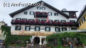 [P49] Peste drum de Rathaus este un hotel de patru stele si unul dintre cele mai elegante locuri de cazare din St Gilgen, Gasthof Zur Post (casa de oaspeti la oficiul postal). Cladirea  are pe exterior, o pictura impresionanta, veche de 300 de ani, reprezentand o scena de vanatoare. Aceasta nu era doar o taverna, ci asigura si livrarea corespondentei si transportul public, iar in vremea cand transportul era asigurat de cai, aceasta gazduia calatorii, postasul si caii sai. » foto by geani anto
 - 
<span class="allrVoted glyphicon glyphicon-heart hidden" id="av1415525"></span>
<a class="m-l-10 hidden" id="sv1415525" onclick="voting_Foto_DelVot(,1415525,3095)" role="button">șterge vot <span class="glyphicon glyphicon-remove"></span></a>
<a id="v91415525" class=" c-red"  onclick="voting_Foto_SetVot(1415525)" role="button"><span class="glyphicon glyphicon-heart-empty"></span> <b>LIKE</b> = Votează poza</a> <img class="hidden"  id="f1415525W9" src="/imagini/loader.gif" border="0" /><span class="AjErrMes hidden" id="e1415525ErM"></span>