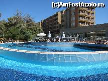 [P18] piscina principala si o aripa a Hotelului in spate » foto by sunnyday07
 - 
<span class="allrVoted glyphicon glyphicon-heart hidden" id="av256005"></span>
<a class="m-l-10 hidden" id="sv256005" onclick="voting_Foto_DelVot(,256005,3101)" role="button">șterge vot <span class="glyphicon glyphicon-remove"></span></a>
<a id="v9256005" class=" c-red"  onclick="voting_Foto_SetVot(256005)" role="button"><span class="glyphicon glyphicon-heart-empty"></span> <b>LIKE</b> = Votează poza</a> <img class="hidden"  id="f256005W9" src="/imagini/loader.gif" border="0" /><span class="AjErrMes hidden" id="e256005ErM"></span>