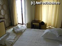 [P18] Hotel Gociman 4* - Mamaia, masuta cu cele doua scaune si iesirea in balcon. » foto by iulianic
 - 
<span class="allrVoted glyphicon glyphicon-heart hidden" id="av321521"></span>
<a class="m-l-10 hidden" id="sv321521" onclick="voting_Foto_DelVot(,321521,3105)" role="button">șterge vot <span class="glyphicon glyphicon-remove"></span></a>
<a id="v9321521" class=" c-red"  onclick="voting_Foto_SetVot(321521)" role="button"><span class="glyphicon glyphicon-heart-empty"></span> <b>LIKE</b> = Votează poza</a> <img class="hidden"  id="f321521W9" src="/imagini/loader.gif" border="0" /><span class="AjErrMes hidden" id="e321521ErM"></span>