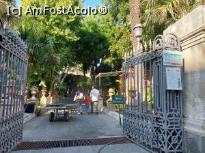 [P01] Intrare la Orto Botanico, din Via Etnea. În stânga un superb exemplar de  Gingko Biloba. » foto by maryka
 - 
<span class="allrVoted glyphicon glyphicon-heart hidden" id="av1338171"></span>
<a class="m-l-10 hidden" id="sv1338171" onclick="voting_Foto_DelVot(,1338171,3109)" role="button">șterge vot <span class="glyphicon glyphicon-remove"></span></a>
<a id="v91338171" class=" c-red"  onclick="voting_Foto_SetVot(1338171)" role="button"><span class="glyphicon glyphicon-heart-empty"></span> <b>LIKE</b> = Votează poza</a> <img class="hidden"  id="f1338171W9" src="/imagini/loader.gif" border="0" /><span class="AjErrMes hidden" id="e1338171ErM"></span>