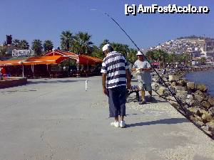 [P13] Kusadasi - In dreptul hotelului Surtel - indeletnicirea localnicilor » foto by essib*
 - 
<span class="allrVoted glyphicon glyphicon-heart hidden" id="av501646"></span>
<a class="m-l-10 hidden" id="sv501646" onclick="voting_Foto_DelVot(,501646,3144)" role="button">șterge vot <span class="glyphicon glyphicon-remove"></span></a>
<a id="v9501646" class=" c-red"  onclick="voting_Foto_SetVot(501646)" role="button"><span class="glyphicon glyphicon-heart-empty"></span> <b>LIKE</b> = Votează poza</a> <img class="hidden"  id="f501646W9" src="/imagini/loader.gif" border="0" /><span class="AjErrMes hidden" id="e501646ErM"></span>