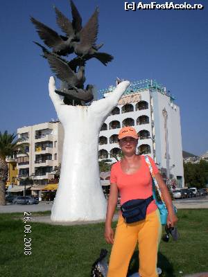[P22] Alaturi de statuia-simbol a orasului Kusadasi » foto by irinad
 - 
<span class="allrVoted glyphicon glyphicon-heart hidden" id="av608050"></span>
<a class="m-l-10 hidden" id="sv608050" onclick="voting_Foto_DelVot(,608050,3144)" role="button">șterge vot <span class="glyphicon glyphicon-remove"></span></a>
<a id="v9608050" class=" c-red"  onclick="voting_Foto_SetVot(608050)" role="button"><span class="glyphicon glyphicon-heart-empty"></span> <b>LIKE</b> = Votează poza</a> <img class="hidden"  id="f608050W9" src="/imagini/loader.gif" border="0" /><span class="AjErrMes hidden" id="e608050ErM"></span>