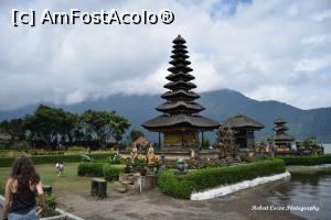 [P09] Templul Pura Ulun Danu Bratan » foto by robert
 - 
<span class="allrVoted glyphicon glyphicon-heart hidden" id="av715310"></span>
<a class="m-l-10 hidden" id="sv715310" onclick="voting_Foto_DelVot(,715310,3149)" role="button">șterge vot <span class="glyphicon glyphicon-remove"></span></a>
<a id="v9715310" class=" c-red"  onclick="voting_Foto_SetVot(715310)" role="button"><span class="glyphicon glyphicon-heart-empty"></span> <b>LIKE</b> = Votează poza</a> <img class="hidden"  id="f715310W9" src="/imagini/loader.gif" border="0" /><span class="AjErrMes hidden" id="e715310ErM"></span>