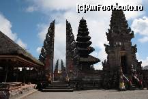 [P11] intrare in Templul Pura Ulun Danu Batur » foto by Pami*
 - 
<span class="allrVoted glyphicon glyphicon-heart hidden" id="av226216"></span>
<a class="m-l-10 hidden" id="sv226216" onclick="voting_Foto_DelVot(,226216,3149)" role="button">șterge vot <span class="glyphicon glyphicon-remove"></span></a>
<a id="v9226216" class=" c-red"  onclick="voting_Foto_SetVot(226216)" role="button"><span class="glyphicon glyphicon-heart-empty"></span> <b>LIKE</b> = Votează poza</a> <img class="hidden"  id="f226216W9" src="/imagini/loader.gif" border="0" /><span class="AjErrMes hidden" id="e226216ErM"></span>