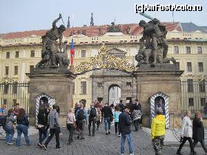 [P22] Intrarea la palatul regal, garzile stau neclintite de veghe, par statui de pe podul Carol!  » foto by senateo
 - 
<span class="allrVoted glyphicon glyphicon-heart hidden" id="av683631"></span>
<a class="m-l-10 hidden" id="sv683631" onclick="voting_Foto_DelVot(,683631,3167)" role="button">șterge vot <span class="glyphicon glyphicon-remove"></span></a>
<a id="v9683631" class=" c-red"  onclick="voting_Foto_SetVot(683631)" role="button"><span class="glyphicon glyphicon-heart-empty"></span> <b>LIKE</b> = Votează poza</a> <img class="hidden"  id="f683631W9" src="/imagini/loader.gif" border="0" /><span class="AjErrMes hidden" id="e683631ErM"></span>