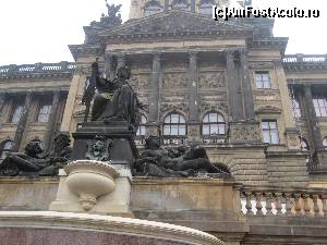 [P03] Statuile din fata Muzeului National.  » foto by senateo
 - 
<span class="allrVoted glyphicon glyphicon-heart hidden" id="av683612"></span>
<a class="m-l-10 hidden" id="sv683612" onclick="voting_Foto_DelVot(,683612,3167)" role="button">șterge vot <span class="glyphicon glyphicon-remove"></span></a>
<a id="v9683612" class=" c-red"  onclick="voting_Foto_SetVot(683612)" role="button"><span class="glyphicon glyphicon-heart-empty"></span> <b>LIKE</b> = Votează poza</a> <img class="hidden"  id="f683612W9" src="/imagini/loader.gif" border="0" /><span class="AjErrMes hidden" id="e683612ErM"></span>
