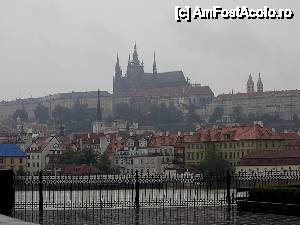 [P19] Praga Castle este impunător chiar şi pe ploaie.  » foto by ariciu*
 - 
<span class="allrVoted glyphicon glyphicon-heart hidden" id="av427392"></span>
<a class="m-l-10 hidden" id="sv427392" onclick="voting_Foto_DelVot(,427392,3167)" role="button">șterge vot <span class="glyphicon glyphicon-remove"></span></a>
<a id="v9427392" class=" c-red"  onclick="voting_Foto_SetVot(427392)" role="button"><span class="glyphicon glyphicon-heart-empty"></span> <b>LIKE</b> = Votează poza</a> <img class="hidden"  id="f427392W9" src="/imagini/loader.gif" border="0" /><span class="AjErrMes hidden" id="e427392ErM"></span>