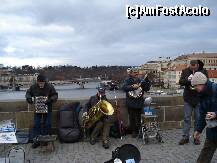 [P18] Praga - trupa de artisti pe podul Carol. Cel din stanga 
 ” facea toti banii ”. » foto by Diaura*
 - 
<span class="allrVoted glyphicon glyphicon-heart hidden" id="av288611"></span>
<a class="m-l-10 hidden" id="sv288611" onclick="voting_Foto_DelVot(,288611,3167)" role="button">șterge vot <span class="glyphicon glyphicon-remove"></span></a>
<a id="v9288611" class=" c-red"  onclick="voting_Foto_SetVot(288611)" role="button"><span class="glyphicon glyphicon-heart-empty"></span> <b>LIKE</b> = Votează poza</a> <img class="hidden"  id="f288611W9" src="/imagini/loader.gif" border="0" /><span class="AjErrMes hidden" id="e288611ErM"></span>