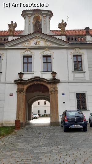 [P05] Mănăstirea Strahov - intrarea în curtea interioară » foto by Carmen Ion
 - 
<span class="allrVoted glyphicon glyphicon-heart hidden" id="av1286428"></span>
<a class="m-l-10 hidden" id="sv1286428" onclick="voting_Foto_DelVot(,1286428,3167)" role="button">șterge vot <span class="glyphicon glyphicon-remove"></span></a>
<a id="v91286428" class=" c-red"  onclick="voting_Foto_SetVot(1286428)" role="button"><span class="glyphicon glyphicon-heart-empty"></span> <b>LIKE</b> = Votează poza</a> <img class="hidden"  id="f1286428W9" src="/imagini/loader.gif" border="0" /><span class="AjErrMes hidden" id="e1286428ErM"></span>