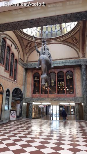 [P23] Statuia ecvestră a regelui Wenceslas,  opera lui David Černý » foto by Carmen Ion
 - 
<span class="allrVoted glyphicon glyphicon-heart hidden" id="av1300120"></span>
<a class="m-l-10 hidden" id="sv1300120" onclick="voting_Foto_DelVot(,1300120,3167)" role="button">șterge vot <span class="glyphicon glyphicon-remove"></span></a>
<a id="v91300120" class=" c-red"  onclick="voting_Foto_SetVot(1300120)" role="button"><span class="glyphicon glyphicon-heart-empty"></span> <b>LIKE</b> = Votează poza</a> <img class="hidden"  id="f1300120W9" src="/imagini/loader.gif" border="0" /><span class="AjErrMes hidden" id="e1300120ErM"></span>