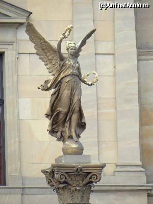 [P15] Statuie in fata cladirii Rudolfinum » foto by Camelia19
 - 
<span class="allrVoted glyphicon glyphicon-heart hidden" id="av623172"></span>
<a class="m-l-10 hidden" id="sv623172" onclick="voting_Foto_DelVot(,623172,3167)" role="button">șterge vot <span class="glyphicon glyphicon-remove"></span></a>
<a id="v9623172" class=" c-red"  onclick="voting_Foto_SetVot(623172)" role="button"><span class="glyphicon glyphicon-heart-empty"></span> <b>LIKE</b> = Votează poza</a> <img class="hidden"  id="f623172W9" src="/imagini/loader.gif" border="0" /><span class="AjErrMes hidden" id="e623172ErM"></span>