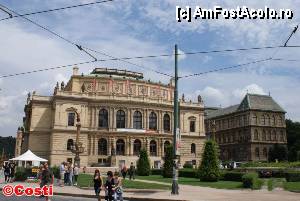 [P01] Sala de spectacole Rudolfinum, din piaţa Jan Palach. În stânga acesteia este intrarea în parcarea subterană Rudolfinum, iar în dreapta clădirea Muzeului de Arte Decorative.  » foto by Costi
 - 
<span class="allrVoted glyphicon glyphicon-heart hidden" id="av386945"></span>
<a class="m-l-10 hidden" id="sv386945" onclick="voting_Foto_DelVot(,386945,3167)" role="button">șterge vot <span class="glyphicon glyphicon-remove"></span></a>
<a id="v9386945" class=" c-red"  onclick="voting_Foto_SetVot(386945)" role="button"><span class="glyphicon glyphicon-heart-empty"></span> <b>LIKE</b> = Votează poza</a> <img class="hidden"  id="f386945W9" src="/imagini/loader.gif" border="0" /><span class="AjErrMes hidden" id="e386945ErM"></span>