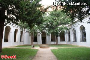 [P13] Biserica Sf. Tomas. Curtea interioară, unde poţi bea o bere făcută de călugări.  » foto by Costi
 - 
<span class="allrVoted glyphicon glyphicon-heart hidden" id="av386957"></span>
<a class="m-l-10 hidden" id="sv386957" onclick="voting_Foto_DelVot(,386957,3167)" role="button">șterge vot <span class="glyphicon glyphicon-remove"></span></a>
<a id="v9386957" class=" c-red"  onclick="voting_Foto_SetVot(386957)" role="button"><span class="glyphicon glyphicon-heart-empty"></span> <b>LIKE</b> = Votează poza</a> <img class="hidden"  id="f386957W9" src="/imagini/loader.gif" border="0" /><span class="AjErrMes hidden" id="e386957ErM"></span>