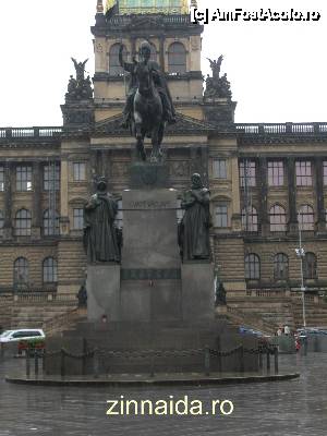 [P07] Statuia Sfantului Wenceslas (sau Vaclav), patronul Boemiei (regiune ce reprezintă 2/3 din Cehia, cealaltă treime fiind reprezentată de Moravia).  » foto by Zina
 - 
<span class="allrVoted glyphicon glyphicon-heart hidden" id="av475233"></span>
<a class="m-l-10 hidden" id="sv475233" onclick="voting_Foto_DelVot(,475233,3167)" role="button">șterge vot <span class="glyphicon glyphicon-remove"></span></a>
<a id="v9475233" class=" c-red"  onclick="voting_Foto_SetVot(475233)" role="button"><span class="glyphicon glyphicon-heart-empty"></span> <b>LIKE</b> = Votează poza</a> <img class="hidden"  id="f475233W9" src="/imagini/loader.gif" border="0" /><span class="AjErrMes hidden" id="e475233ErM"></span>