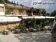 [P09] Taverna Poseidon din Agios Nikitas.
In partea dreapta a fotografiei,este un drum si apoi in stanga sunt scarile care duc catre Milos Beach. » foto by georgiana
 - 
<span class="allrVoted glyphicon glyphicon-heart hidden" id="av274479"></span>
<a class="m-l-10 hidden" id="sv274479" onclick="voting_Foto_DelVot(,274479,3173)" role="button">șterge vot <span class="glyphicon glyphicon-remove"></span></a>
<a id="v9274479" class=" c-red"  onclick="voting_Foto_SetVot(274479)" role="button"><span class="glyphicon glyphicon-heart-empty"></span> <b>LIKE</b> = Votează poza</a> <img class="hidden"  id="f274479W9" src="/imagini/loader.gif" border="0" /><span class="AjErrMes hidden" id="e274479ErM"></span>