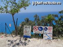 [P21] Indicatoare la plaja Egremni - cel din dreapta mentioneaza cele 350 de trepte » foto by BOGDAN DSN
 - 
<span class="allrVoted glyphicon glyphicon-heart hidden" id="av485221"></span>
<a class="m-l-10 hidden" id="sv485221" onclick="voting_Foto_DelVot(,485221,3173)" role="button">șterge vot <span class="glyphicon glyphicon-remove"></span></a>
<a id="v9485221" class=" c-red"  onclick="voting_Foto_SetVot(485221)" role="button"><span class="glyphicon glyphicon-heart-empty"></span> <b>LIKE</b> = Votează poza</a> <img class="hidden"  id="f485221W9" src="/imagini/loader.gif" border="0" /><span class="AjErrMes hidden" id="e485221ErM"></span>