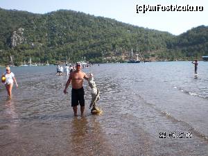 [P45] Împreună cu mica statuie a prinţesei, în locul de unde se pleacă şi unde se soseşte după o plimbare pe Kız Kumu » foto by irinad
 - 
<span class="allrVoted glyphicon glyphicon-heart hidden" id="av619822"></span>
<a class="m-l-10 hidden" id="sv619822" onclick="voting_Foto_DelVot(,619822,3186)" role="button">șterge vot <span class="glyphicon glyphicon-remove"></span></a>
<a id="v9619822" class=" c-red"  onclick="voting_Foto_SetVot(619822)" role="button"><span class="glyphicon glyphicon-heart-empty"></span> <b>LIKE</b> = Votează poza</a> <img class="hidden"  id="f619822W9" src="/imagini/loader.gif" border="0" /><span class="AjErrMes hidden" id="e619822ErM"></span>