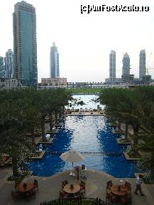 [P11] Curtea interioara a unui resort de langa Burj Khalifa » foto by lizuk
 - 
<span class="allrVoted glyphicon glyphicon-heart hidden" id="av69104"></span>
<a class="m-l-10 hidden" id="sv69104" onclick="voting_Foto_DelVot(,69104,3199)" role="button">șterge vot <span class="glyphicon glyphicon-remove"></span></a>
<a id="v969104" class=" c-red"  onclick="voting_Foto_SetVot(69104)" role="button"><span class="glyphicon glyphicon-heart-empty"></span> <b>LIKE</b> = Votează poza</a> <img class="hidden"  id="f69104W9" src="/imagini/loader.gif" border="0" /><span class="AjErrMes hidden" id="e69104ErM"></span>