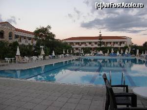[P02] Piscina si hotelul Hanioti Palace » foto by andreidan
 - 
<span class="allrVoted glyphicon glyphicon-heart hidden" id="av652358"></span>
<a class="m-l-10 hidden" id="sv652358" onclick="voting_Foto_DelVot(,652358,3230)" role="button">șterge vot <span class="glyphicon glyphicon-remove"></span></a>
<a id="v9652358" class=" c-red"  onclick="voting_Foto_SetVot(652358)" role="button"><span class="glyphicon glyphicon-heart-empty"></span> <b>LIKE</b> = Votează poza</a> <img class="hidden"  id="f652358W9" src="/imagini/loader.gif" border="0" /><span class="AjErrMes hidden" id="e652358ErM"></span>