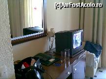 [P01] Hanioti Palace Hotel - prin cameră. sub televizor se afla minibarul gol, dar care putea fi încuiat de turiști. in spatele televizorului era uscatorul de par. » foto by nicole33
 - 
<span class="allrVoted glyphicon glyphicon-heart hidden" id="av299960"></span>
<a class="m-l-10 hidden" id="sv299960" onclick="voting_Foto_DelVot(,299960,3230)" role="button">șterge vot <span class="glyphicon glyphicon-remove"></span></a>
<a id="v9299960" class=" c-red"  onclick="voting_Foto_SetVot(299960)" role="button"><span class="glyphicon glyphicon-heart-empty"></span> <b>LIKE</b> = Votează poza</a> <img class="hidden"  id="f299960W9" src="/imagini/loader.gif" border="0" /><span class="AjErrMes hidden" id="e299960ErM"></span>