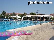 [P15] Hanioti Palace Hotel - piscina hotelului mereu liberă și liniștită. in spate se vede barul de la piscină » foto by nicole33
 - 
<span class="allrVoted glyphicon glyphicon-heart hidden" id="av299974"></span>
<a class="m-l-10 hidden" id="sv299974" onclick="voting_Foto_DelVot(,299974,3230)" role="button">șterge vot <span class="glyphicon glyphicon-remove"></span></a>
<a id="v9299974" class=" c-red"  onclick="voting_Foto_SetVot(299974)" role="button"><span class="glyphicon glyphicon-heart-empty"></span> <b>LIKE</b> = Votează poza</a> <img class="hidden"  id="f299974W9" src="/imagini/loader.gif" border="0" /><span class="AjErrMes hidden" id="e299974ErM"></span>