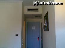 [P03] Hanioti Palace Hotel - ușa de la intrare și aparatul de aer condiționat centralizat cu reglaj individual pe perete, care nu funcționează în septembrie nici măcar contracost » foto by nicole33
 - 
<span class="allrVoted glyphicon glyphicon-heart hidden" id="av299962"></span>
<a class="m-l-10 hidden" id="sv299962" onclick="voting_Foto_DelVot(,299962,3230)" role="button">șterge vot <span class="glyphicon glyphicon-remove"></span></a>
<a id="v9299962" class=" c-red"  onclick="voting_Foto_SetVot(299962)" role="button"><span class="glyphicon glyphicon-heart-empty"></span> <b>LIKE</b> = Votează poza</a> <img class="hidden"  id="f299962W9" src="/imagini/loader.gif" border="0" /><span class="AjErrMes hidden" id="e299962ErM"></span>