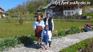 [P16] in incinta generoasa a Manastirii Barsana o familie, tatal si cele doua fete in costume autentice maramuresene » foto by amero
 - 
<span class="allrVoted glyphicon glyphicon-heart hidden" id="av510775"></span>
<a class="m-l-10 hidden" id="sv510775" onclick="voting_Foto_DelVot(,510775,3234)" role="button">șterge vot <span class="glyphicon glyphicon-remove"></span></a>
<a id="v9510775" class=" c-red"  onclick="voting_Foto_SetVot(510775)" role="button"><span class="glyphicon glyphicon-heart-empty"></span> <b>LIKE</b> = Votează poza</a> <img class="hidden"  id="f510775W9" src="/imagini/loader.gif" border="0" /><span class="AjErrMes hidden" id="e510775ErM"></span>