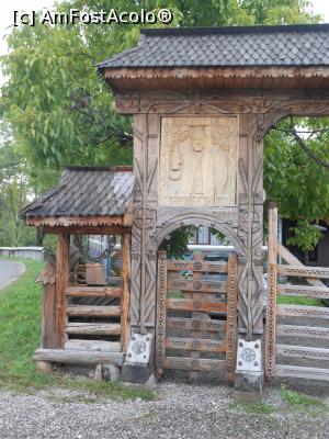 [P12] Sârbi - Poartă sculptată la gospodăria lui Gheorghe Opriș. » foto by iulianic
 - 
<span class="allrVoted glyphicon glyphicon-heart hidden" id="av1337608"></span>
<a class="m-l-10 hidden" id="sv1337608" onclick="voting_Foto_DelVot(,1337608,3234)" role="button">șterge vot <span class="glyphicon glyphicon-remove"></span></a>
<a id="v91337608" class=" c-red"  onclick="voting_Foto_SetVot(1337608)" role="button"><span class="glyphicon glyphicon-heart-empty"></span> <b>LIKE</b> = Votează poza</a> <img class="hidden"  id="f1337608W9" src="/imagini/loader.gif" border="0" /><span class="AjErrMes hidden" id="e1337608ErM"></span>