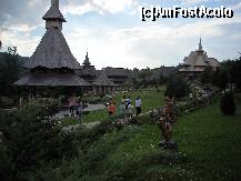 [P03] Complexul Monahal Barsana,pe inserat. In stanga e Altarul de vara, in centru- Aghiasmatarul; in dreapta- Staretia. » foto by ela7
 - 
<span class="allrVoted glyphicon glyphicon-heart hidden" id="av276043"></span>
<a class="m-l-10 hidden" id="sv276043" onclick="voting_Foto_DelVot(,276043,3234)" role="button">șterge vot <span class="glyphicon glyphicon-remove"></span></a>
<a id="v9276043" class=" c-red"  onclick="voting_Foto_SetVot(276043)" role="button"><span class="glyphicon glyphicon-heart-empty"></span> <b>LIKE</b> = Votează poza</a> <img class="hidden"  id="f276043W9" src="/imagini/loader.gif" border="0" /><span class="AjErrMes hidden" id="e276043ErM"></span>