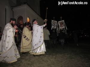 [P44] Alaiul participanților la slujbă înconjoară biserica. Aici am scăpat un blitz, altfel nu ar fi ieșit absolut nimic. În dreapta, luminile Învierii se întindeau până pe dealul cimitirului.  » foto by le_maitre
 - 
<span class="allrVoted glyphicon glyphicon-heart hidden" id="av507070"></span>
<a class="m-l-10 hidden" id="sv507070" onclick="voting_Foto_DelVot(,507070,3234)" role="button">șterge vot <span class="glyphicon glyphicon-remove"></span></a>
<a id="v9507070" class=" c-red"  onclick="voting_Foto_SetVot(507070)" role="button"><span class="glyphicon glyphicon-heart-empty"></span> <b>LIKE</b> = Votează poza</a> <img class="hidden"  id="f507070W9" src="/imagini/loader.gif" border="0" /><span class="AjErrMes hidden" id="e507070ErM"></span>