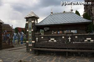 [P05] Intrarea în Cimitirul Vesel. Am stat mult până ce au ieșit din cadru grupurile care tot intrau, așadar nu era chiar pustiu.  » foto by le_maitre
 - 
<span class="allrVoted glyphicon glyphicon-heart hidden" id="av507015"></span>
<a class="m-l-10 hidden" id="sv507015" onclick="voting_Foto_DelVot(,507015,3234)" role="button">șterge vot <span class="glyphicon glyphicon-remove"></span></a>
<a id="v9507015" class=" c-red"  onclick="voting_Foto_SetVot(507015)" role="button"><span class="glyphicon glyphicon-heart-empty"></span> <b>LIKE</b> = Votează poza</a> <img class="hidden"  id="f507015W9" src="/imagini/loader.gif" border="0" /><span class="AjErrMes hidden" id="e507015ErM"></span>