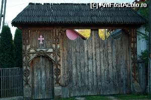 [P69] Ieud. Poartă maramureșeană lângă cea din poza anterioară, vis-a-vis de Biserica din Vale.  » foto by le_maitre
 - 
<span class="allrVoted glyphicon glyphicon-heart hidden" id="av507618"></span>
<a class="m-l-10 hidden" id="sv507618" onclick="voting_Foto_DelVot(,507618,3234)" role="button">șterge vot <span class="glyphicon glyphicon-remove"></span></a>
<a id="v9507618" class=" c-red"  onclick="voting_Foto_SetVot(507618)" role="button"><span class="glyphicon glyphicon-heart-empty"></span> <b>LIKE</b> = Votează poza</a> <img class="hidden"  id="f507618W9" src="/imagini/loader.gif" border="0" /><span class="AjErrMes hidden" id="e507618ErM"></span>