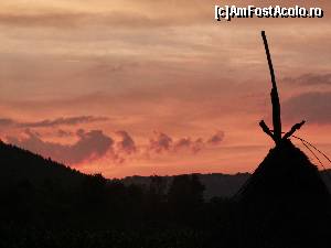[P30] Apus in Maramures (din curtea pensiunii)  » foto by plummy
 - 
<span class="allrVoted glyphicon glyphicon-heart hidden" id="av643397"></span>
<a class="m-l-10 hidden" id="sv643397" onclick="voting_Foto_DelVot(,643397,3234)" role="button">șterge vot <span class="glyphicon glyphicon-remove"></span></a>
<a id="v9643397" class=" c-red"  onclick="voting_Foto_SetVot(643397)" role="button"><span class="glyphicon glyphicon-heart-empty"></span> <b>LIKE</b> = Votează poza</a> <img class="hidden"  id="f643397W9" src="/imagini/loader.gif" border="0" /><span class="AjErrMes hidden" id="e643397ErM"></span>
