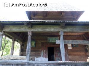 [P11] Biserica de lemn din Poienile Izei - pridvorul.  » foto by Safta Radu
 - 
<span class="allrVoted glyphicon glyphicon-heart hidden" id="av1101892"></span>
<a class="m-l-10 hidden" id="sv1101892" onclick="voting_Foto_DelVot(,1101892,3234)" role="button">șterge vot <span class="glyphicon glyphicon-remove"></span></a>
<a id="v91101892" class=" c-red"  onclick="voting_Foto_SetVot(1101892)" role="button"><span class="glyphicon glyphicon-heart-empty"></span> <b>LIKE</b> = Votează poza</a> <img class="hidden"  id="f1101892W9" src="/imagini/loader.gif" border="0" /><span class="AjErrMes hidden" id="e1101892ErM"></span>