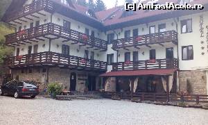 [P23] Hotelul restaurant Victoria unde am prânzit după plimbarea pe munte... Foarte drăguț... Mergeți cu încredere » foto by arru
 - 
<span class="allrVoted glyphicon glyphicon-heart hidden" id="av555577"></span>
<a class="m-l-10 hidden" id="sv555577" onclick="voting_Foto_DelVot(,555577,3234)" role="button">șterge vot <span class="glyphicon glyphicon-remove"></span></a>
<a id="v9555577" class=" c-red"  onclick="voting_Foto_SetVot(555577)" role="button"><span class="glyphicon glyphicon-heart-empty"></span> <b>LIKE</b> = Votează poza</a> <img class="hidden"  id="f555577W9" src="/imagini/loader.gif" border="0" /><span class="AjErrMes hidden" id="e555577ErM"></span>