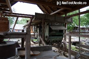 [P11] Batoza din şopronul fără pereţi. Fotografia arată, în spate, o parte din locul unde este casa veche.  » foto by Utube
 - 
<span class="allrVoted glyphicon glyphicon-heart hidden" id="av384087"></span>
<a class="m-l-10 hidden" id="sv384087" onclick="voting_Foto_DelVot(,384087,3234)" role="button">șterge vot <span class="glyphicon glyphicon-remove"></span></a>
<a id="v9384087" class=" c-red"  onclick="voting_Foto_SetVot(384087)" role="button"><span class="glyphicon glyphicon-heart-empty"></span> <b>LIKE</b> = Votează poza</a> <img class="hidden"  id="f384087W9" src="/imagini/loader.gif" border="0" /><span class="AjErrMes hidden" id="e384087ErM"></span>