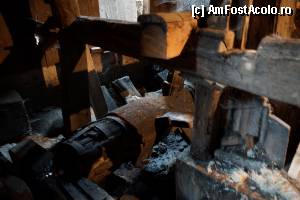[P13] Vedere din interiorul şopronului cu pereţi de lemn. Asta este piua. Vedeţi? Aveţi impresia că mie mi-a fost uşor de priceput?  » foto by Utube
 - 
<span class="allrVoted glyphicon glyphicon-heart hidden" id="av384089"></span>
<a class="m-l-10 hidden" id="sv384089" onclick="voting_Foto_DelVot(,384089,3234)" role="button">șterge vot <span class="glyphicon glyphicon-remove"></span></a>
<a id="v9384089" class=" c-red"  onclick="voting_Foto_SetVot(384089)" role="button"><span class="glyphicon glyphicon-heart-empty"></span> <b>LIKE</b> = Votează poza</a> <img class="hidden"  id="f384089W9" src="/imagini/loader.gif" border="0" /><span class="AjErrMes hidden" id="e384089ErM"></span>