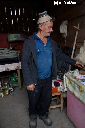 [P14] Opriş, Gheorghe Opriş în micul atelier de prelucrare a materialelor textile.  » foto by Utube
 - 
<span class="allrVoted glyphicon glyphicon-heart hidden" id="av384090"></span>
<a class="m-l-10 hidden" id="sv384090" onclick="voting_Foto_DelVot(,384090,3234)" role="button">șterge vot <span class="glyphicon glyphicon-remove"></span></a>
<a id="v9384090" class=" c-red"  onclick="voting_Foto_SetVot(384090)" role="button"><span class="glyphicon glyphicon-heart-empty"></span> <b>LIKE</b> = Votează poza</a> <img class="hidden"  id="f384090W9" src="/imagini/loader.gif" border="0" /><span class="AjErrMes hidden" id="e384090ErM"></span>