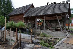 [P08] Vedere de pe pod a celor două şoproane. Întreg ansamblu este încă în construcţie, precum şi malurile pârâului.  » foto by Utube
 - 
<span class="allrVoted glyphicon glyphicon-heart hidden" id="av384084"></span>
<a class="m-l-10 hidden" id="sv384084" onclick="voting_Foto_DelVot(,384084,3234)" role="button">șterge vot <span class="glyphicon glyphicon-remove"></span></a>
<a id="v9384084" class=" c-red"  onclick="voting_Foto_SetVot(384084)" role="button"><span class="glyphicon glyphicon-heart-empty"></span> <b>LIKE</b> = Votează poza</a> <img class="hidden"  id="f384084W9" src="/imagini/loader.gif" border="0" /><span class="AjErrMes hidden" id="e384084ErM"></span>
