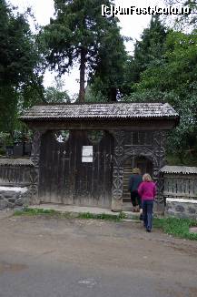 [P02] Intrarea în cimitirul unde este amplasată biserica. se observă poarta şi gardul înconjurător, amândouă cu acoperiş. Tipic din Maramureş. Biserica se vede după brazi.  » foto by Utube
 - 
<span class="allrVoted glyphicon glyphicon-heart hidden" id="av385263"></span>
<a class="m-l-10 hidden" id="sv385263" onclick="voting_Foto_DelVot(,385263,3234)" role="button">șterge vot <span class="glyphicon glyphicon-remove"></span></a>
<a id="v9385263" class=" c-red"  onclick="voting_Foto_SetVot(385263)" role="button"><span class="glyphicon glyphicon-heart-empty"></span> <b>LIKE</b> = Votează poza</a> <img class="hidden"  id="f385263W9" src="/imagini/loader.gif" border="0" /><span class="AjErrMes hidden" id="e385263ErM"></span>