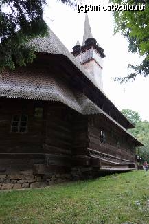 [P04] Aici suntem în capătul scărilor. Intrarea în biserică este în partea cealaltă de parcă ar fi fost construită cu spatele la intrare. Se vede turnul foarte scurt şi trei din cele 4 mici coifuri ce înconjoară coiful mare. Sprijinită, jos, se vede şi scara de intervenţie » foto by Utube
 - 
<span class="allrVoted glyphicon glyphicon-heart hidden" id="av385268"></span>
<a class="m-l-10 hidden" id="sv385268" onclick="voting_Foto_DelVot(,385268,3234)" role="button">șterge vot <span class="glyphicon glyphicon-remove"></span></a>
<a id="v9385268" class=" c-red"  onclick="voting_Foto_SetVot(385268)" role="button"><span class="glyphicon glyphicon-heart-empty"></span> <b>LIKE</b> = Votează poza</a> <img class="hidden"  id="f385268W9" src="/imagini/loader.gif" border="0" /><span class="AjErrMes hidden" id="e385268ErM"></span>