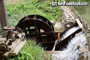 [P08] Cascada „Happy Fish” / În dreapta se vede al doilea mic lac iar în centrul imaginii este roata morii de mălai care este undeva în partea stângă.  » foto by Utube
 - 
<span class="allrVoted glyphicon glyphicon-heart hidden" id="av393792"></span>
<a class="m-l-10 hidden" id="sv393792" onclick="voting_Foto_DelVot(,393792,3234)" role="button">șterge vot <span class="glyphicon glyphicon-remove"></span></a>
<a id="v9393792" class=" c-red"  onclick="voting_Foto_SetVot(393792)" role="button"><span class="glyphicon glyphicon-heart-empty"></span> <b>LIKE</b> = Votează poza</a> <img class="hidden"  id="f393792W9" src="/imagini/loader.gif" border="0" /><span class="AjErrMes hidden" id="e393792ErM"></span>
