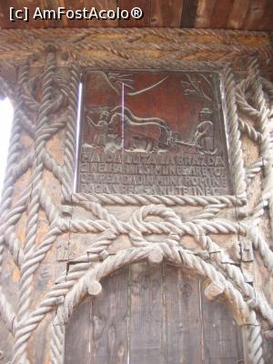 [P20] Scenă pe o poartă maramureșeană - Ferești, Maramureș.  » foto by tata123 🔱
 - 
<span class="allrVoted glyphicon glyphicon-heart hidden" id="av712213"></span>
<a class="m-l-10 hidden" id="sv712213" onclick="voting_Foto_DelVot(,712213,3234)" role="button">șterge vot <span class="glyphicon glyphicon-remove"></span></a>
<a id="v9712213" class=" c-red"  onclick="voting_Foto_SetVot(712213)" role="button"><span class="glyphicon glyphicon-heart-empty"></span> <b>LIKE</b> = Votează poza</a> <img class="hidden"  id="f712213W9" src="/imagini/loader.gif" border="0" /><span class="AjErrMes hidden" id="e712213ErM"></span>