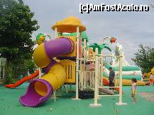 [P05] spatiul baby land, functional dupa amiaza. este mult mai mare decat se vede. este ingradit iar singura cale de acces in spatiu se face prin fata terasei, unde parintii pot consuma ceva. copii nu au cum sa iasa de acolo neobservati. » foto by mayad
 - 
<span class="allrVoted glyphicon glyphicon-heart hidden" id="av105582"></span>
<a class="m-l-10 hidden" id="sv105582" onclick="voting_Foto_DelVot(,105582,3264)" role="button">șterge vot <span class="glyphicon glyphicon-remove"></span></a>
<a id="v9105582" class=" c-red"  onclick="voting_Foto_SetVot(105582)" role="button"><span class="glyphicon glyphicon-heart-empty"></span> <b>LIKE</b> = Votează poza</a> <img class="hidden"  id="f105582W9" src="/imagini/loader.gif" border="0" /><span class="AjErrMes hidden" id="e105582ErM"></span>