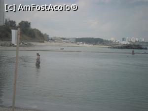 [P16] Marea Neagră văzută de pe Plaja Copiilor, aferentă hotelurilor Delta și California. Pentru adulți, plaja este groaznică; pe fundul apei sunt numai pietre și scoici sfărâmate; ai nevoie de papuci sau alte încălțări, ca să poți intra în apă, fără să te rănești la picioare.  » foto by crisbal
 - 
<span class="allrVoted glyphicon glyphicon-heart hidden" id="av887950"></span>
<a class="m-l-10 hidden" id="sv887950" onclick="voting_Foto_DelVot(,887950,3264)" role="button">șterge vot <span class="glyphicon glyphicon-remove"></span></a>
<a id="v9887950" class=" c-red"  onclick="voting_Foto_SetVot(887950)" role="button"><span class="glyphicon glyphicon-heart-empty"></span> <b>LIKE</b> = Votează poza</a> <img class="hidden"  id="f887950W9" src="/imagini/loader.gif" border="0" /><span class="AjErrMes hidden" id="e887950ErM"></span>